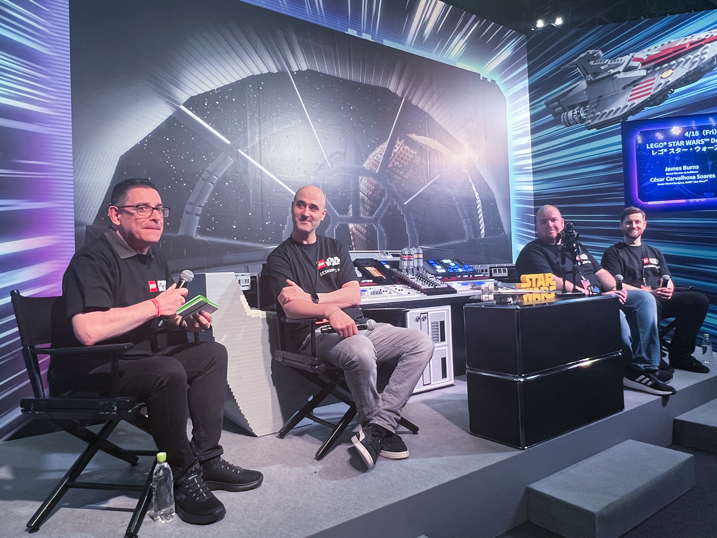 右からジェームス、セザール、ピーター、ジャクソンの順。ピーターの隣にジャクソンを配置するのは某映画監督へのオマージュなのか？