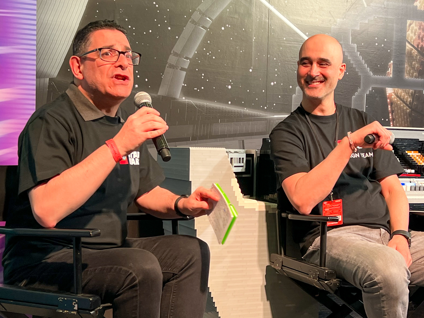 レゴファンならではの知見でトークを仕切るジェームス（左）