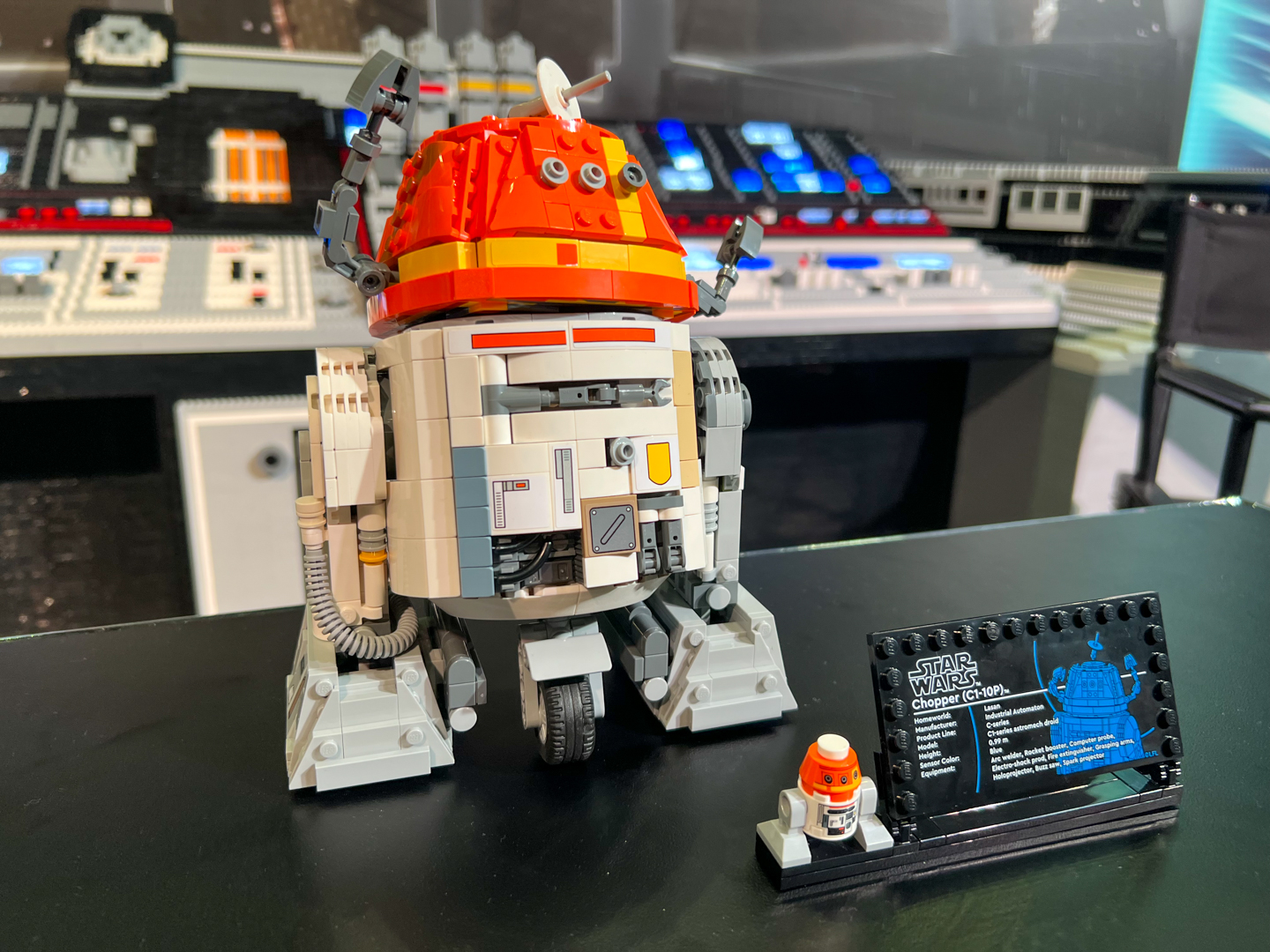 「C1-10P 'チョッパー'™ アストロメク・ドロイド」は5月1日に発売予定。よくこれで後ろに倒れないな