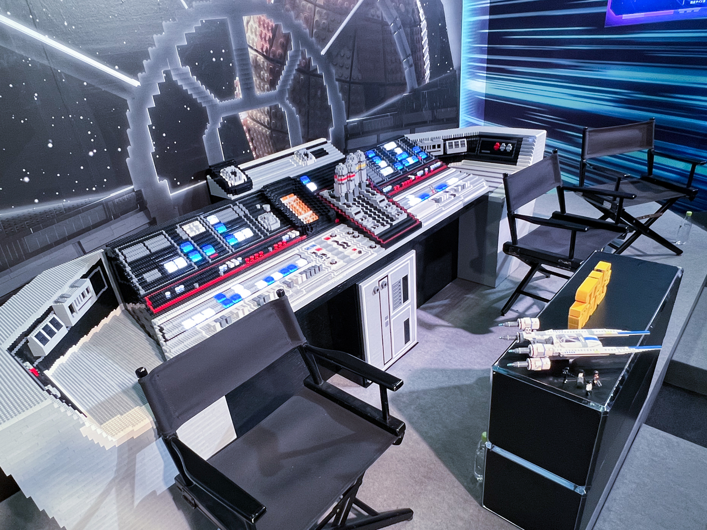 レゴ ブロックでできたファルコンのコクピット。本当に何でも作れる