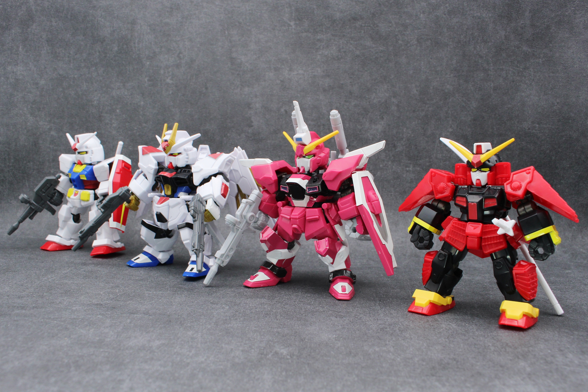「ブロックロス」のガンダムシリーズ第1弾。左から「ガンダム」、「マイティーストライクフリーダムガンダム」、「インフィニットジャスティスガンダム弐式」、「武者ガンダム」