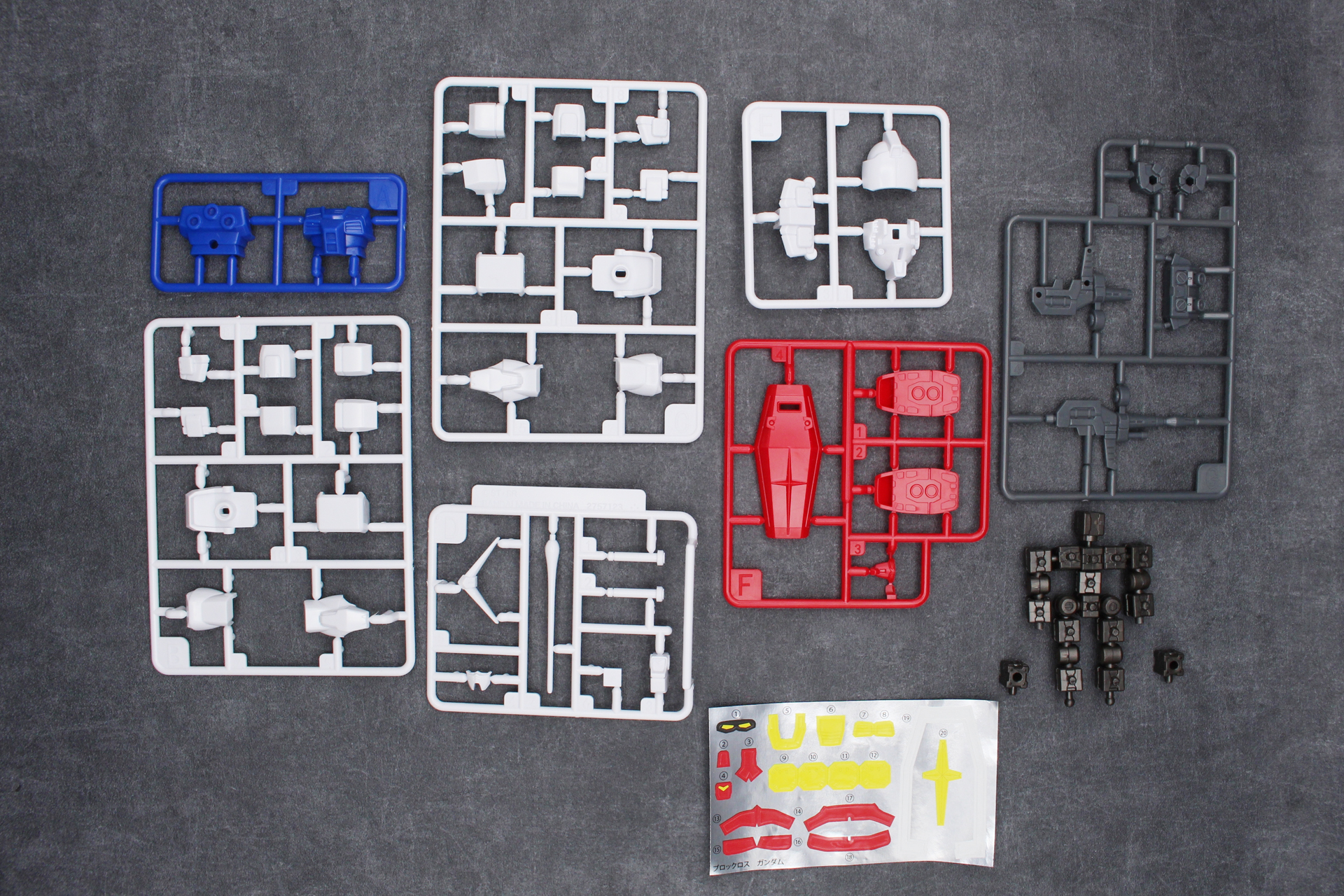 「ブロックロス ガンダム」の内容物。ランナーA～G、ブロックフレーム、ブロックの予備2個、シール。「ガンダム」は造形がシンプルなのでパーツは少なめ