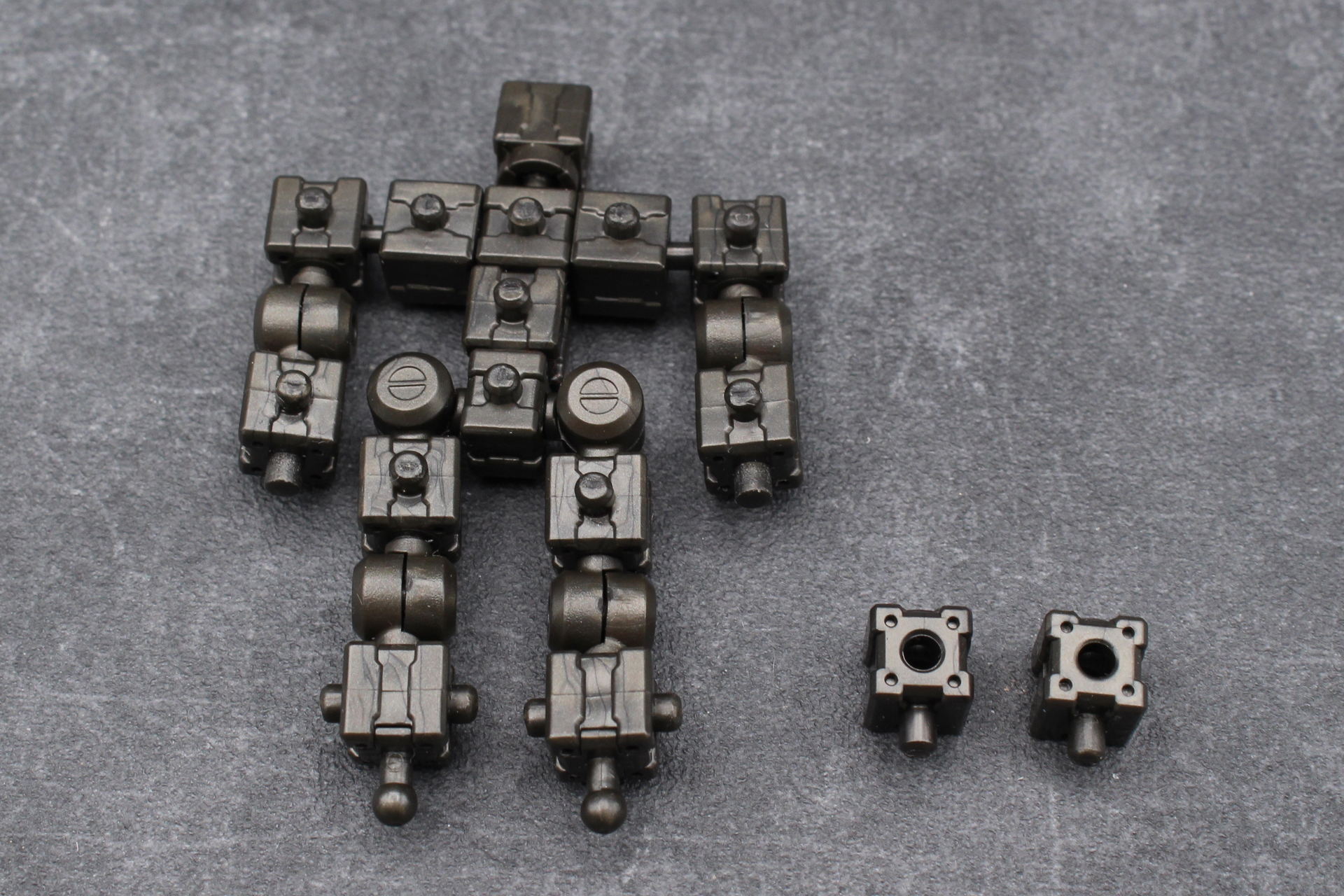 キットの核となるブロックフレーム。ブロックには約3mmの凹凸ジョイントがあり、原則として凸ジョイントにクロスパーツを接続する。延長などに使える予備が2個付属