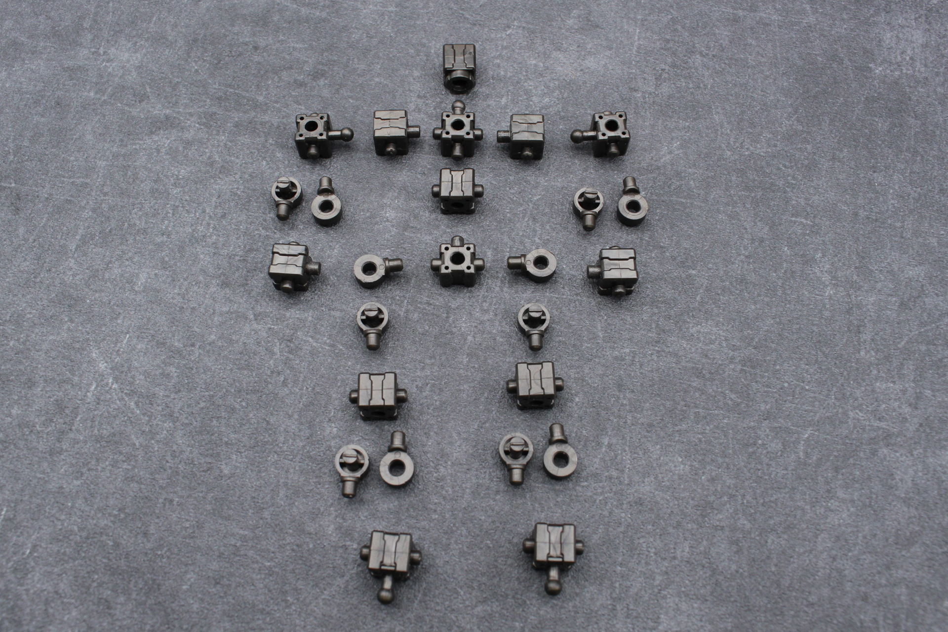 ブロックフレームは組み立て済みだが、分解するとこのような感じに。肩や胸、足先など一部のブロックにはボールジョイントが備わっている