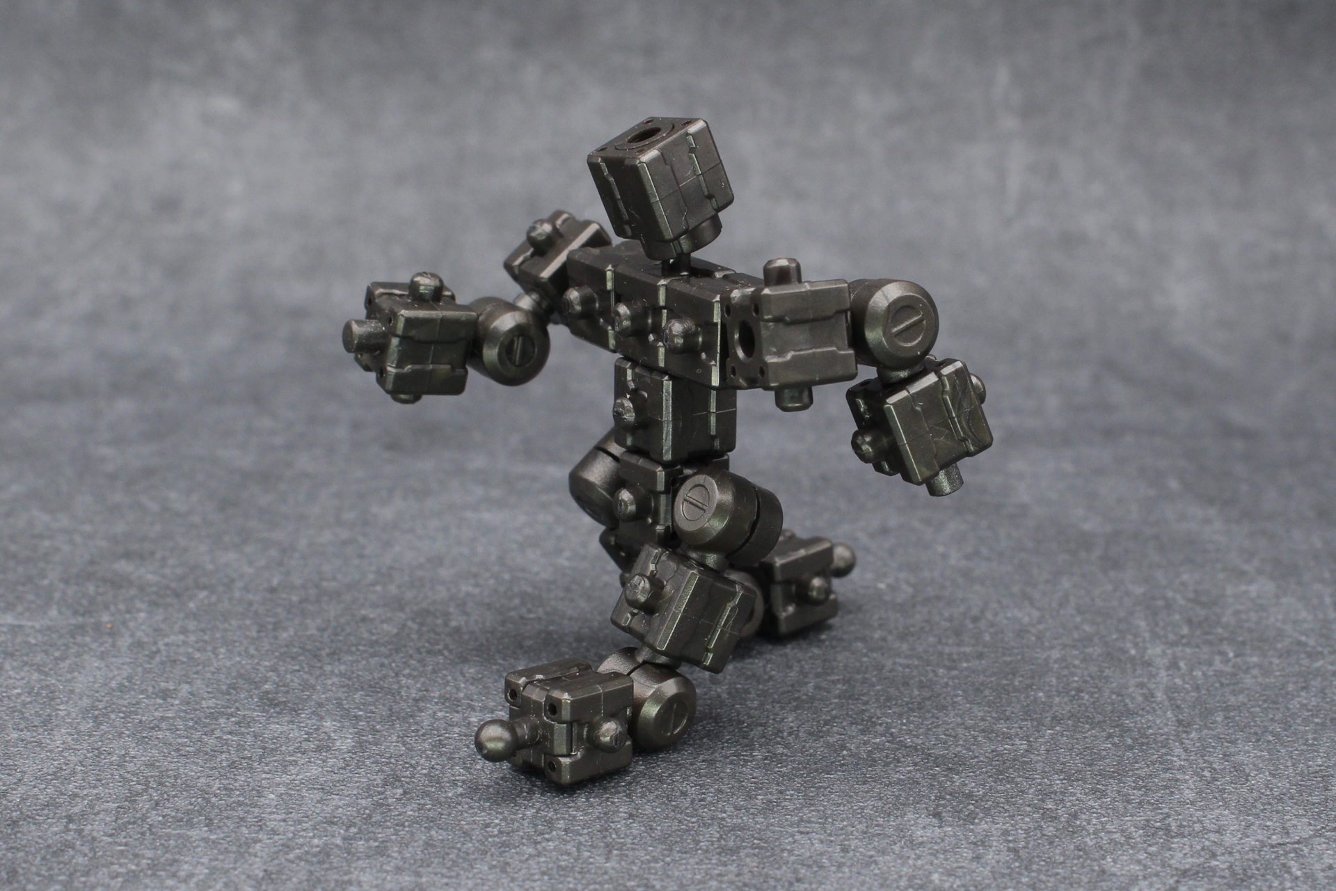 ガンダムシリーズの場合は6か所関節があり、このように動く。首と肩、足首はボールジョイントだ