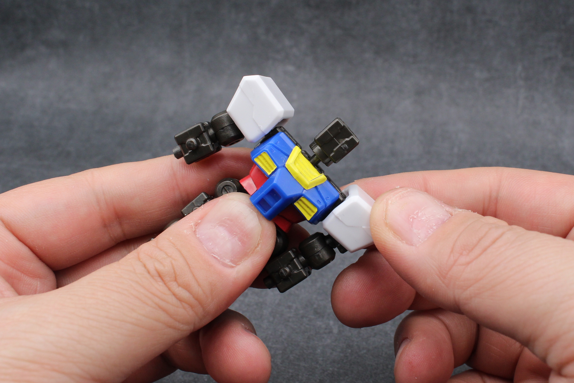 接着剤は使用しないはめ込み式。各所のパーツを組み付けていく