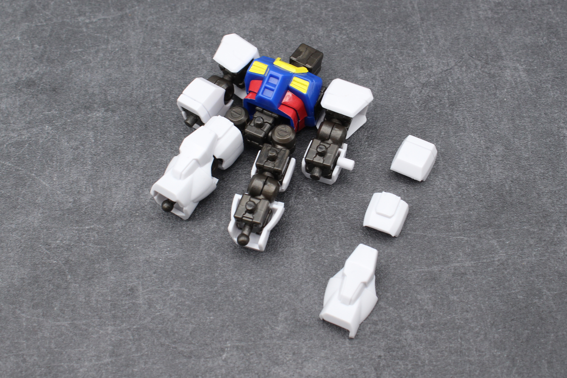 「ブロックフレーム」に外装となる「クロスパーツ」を取り付けて完成する