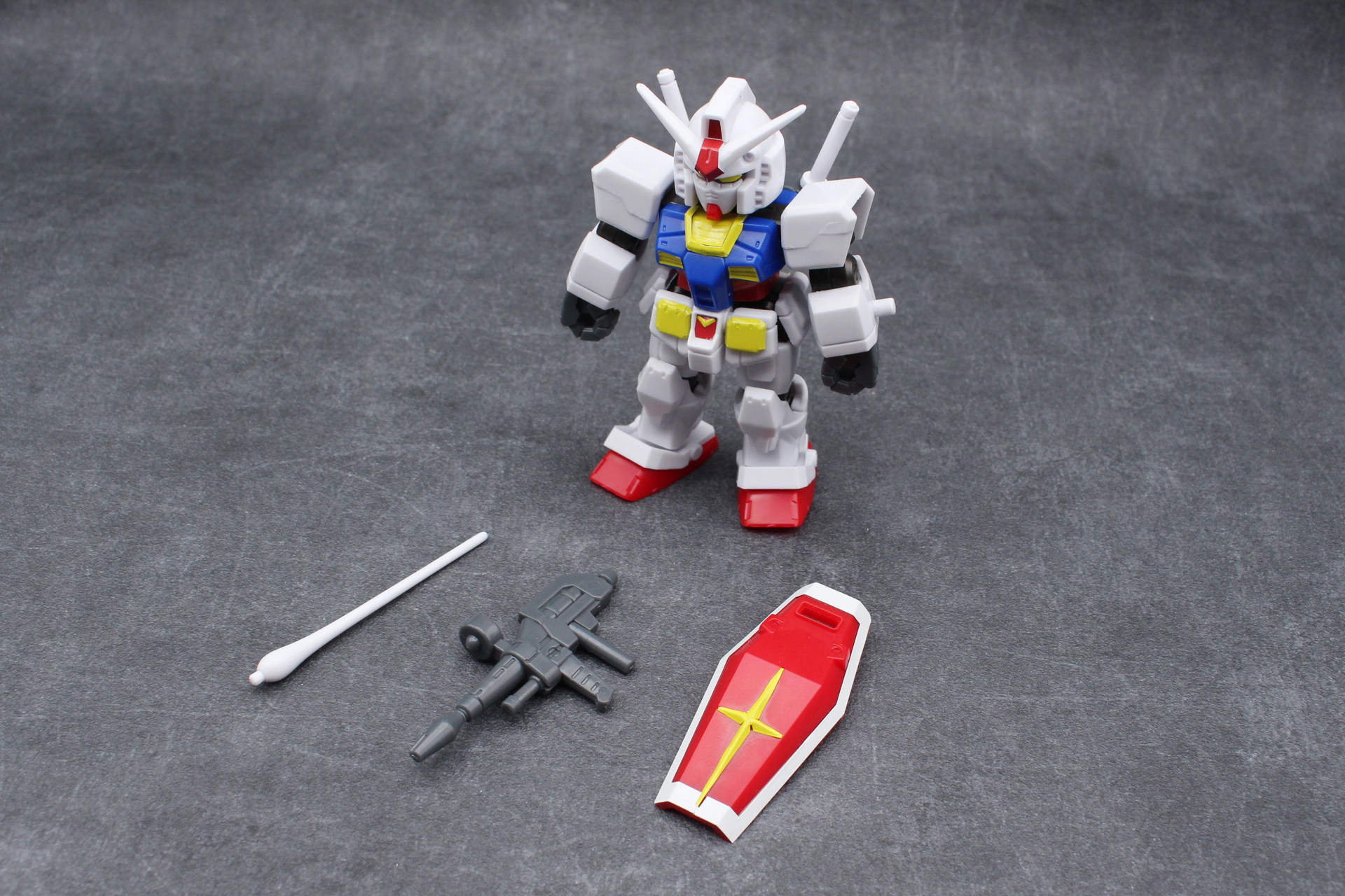 「ガンダム」の武装はビーム・サーベル、ビーム・ライフル、シールドの3種