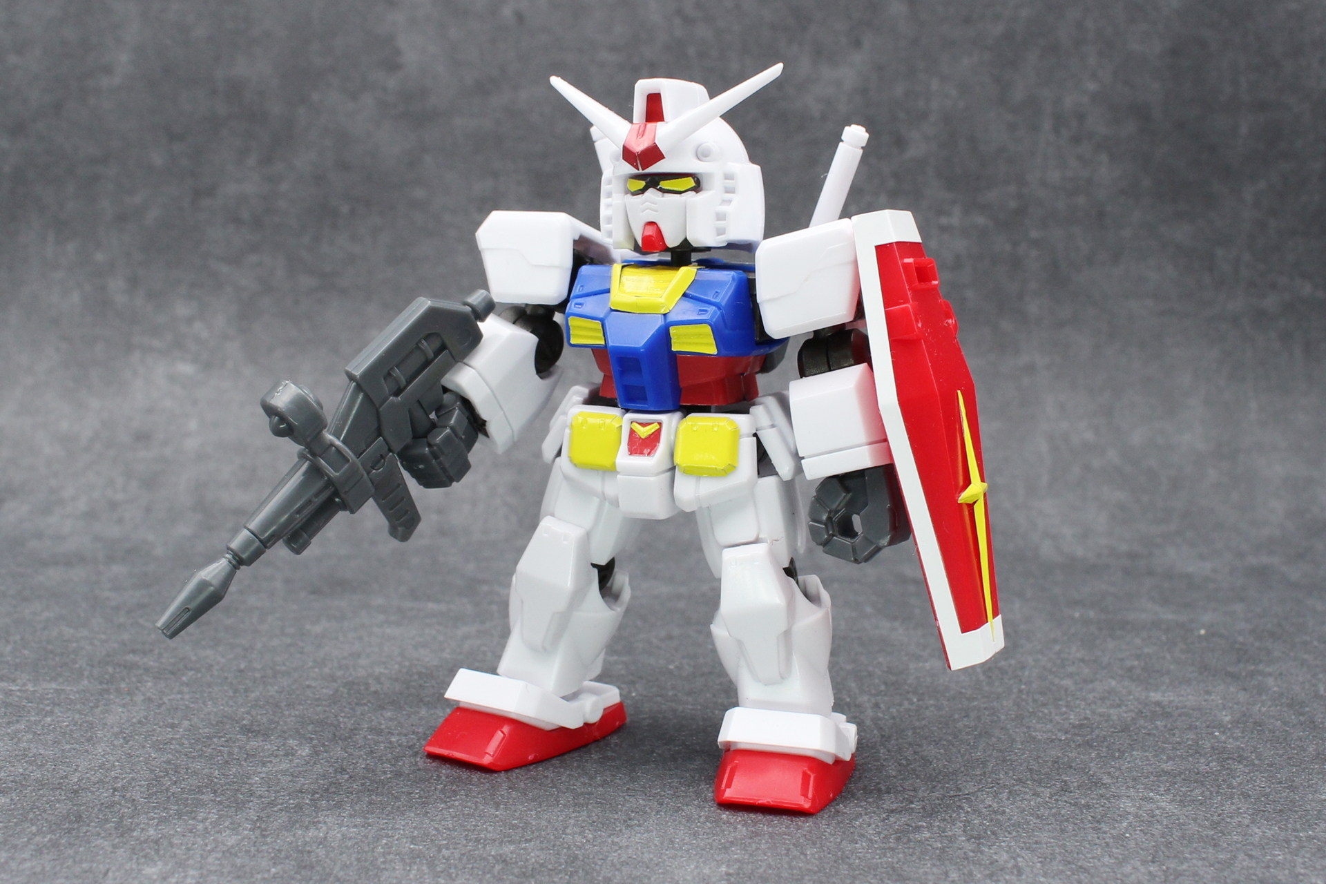 「ガンダム」の完成。SDガンダムなどともまた違う、約4.5頭身のデフォルメ具合がいい感じだ