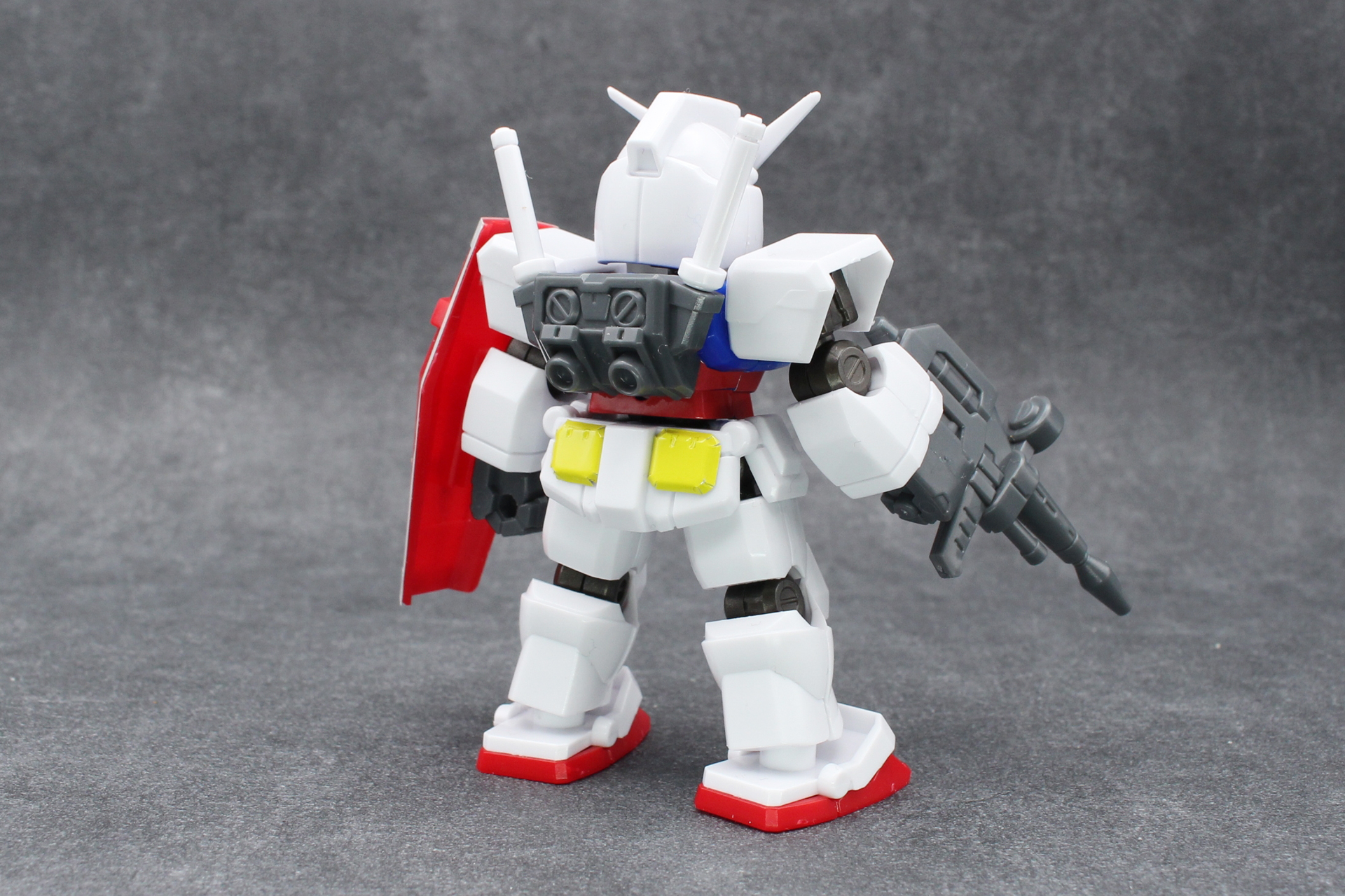 「ガンダム」の完成。SDガンダムなどともまた違う、約4.5頭身のデフォルメ具合がいい感じだ