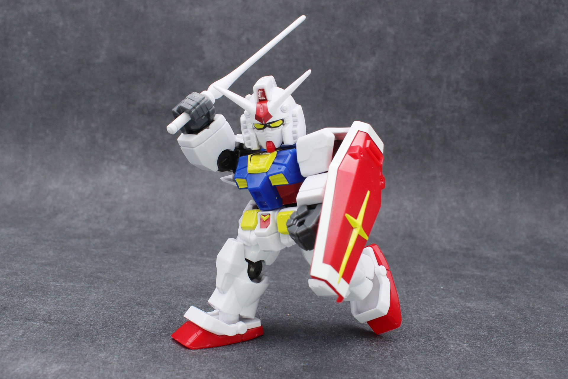 簡単なポージングも可能。肘や膝のジョイントは付け根がロール軸となるので、腕や脚は左右への向きも変えられる