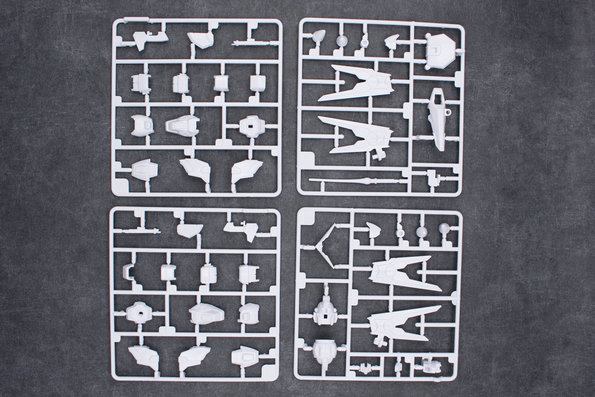 「ブロックロス マイティーストライクフリーダムガンダム」の内容物。ランナーA～J、ブロックフレーム、ブロックの予備2個、シール