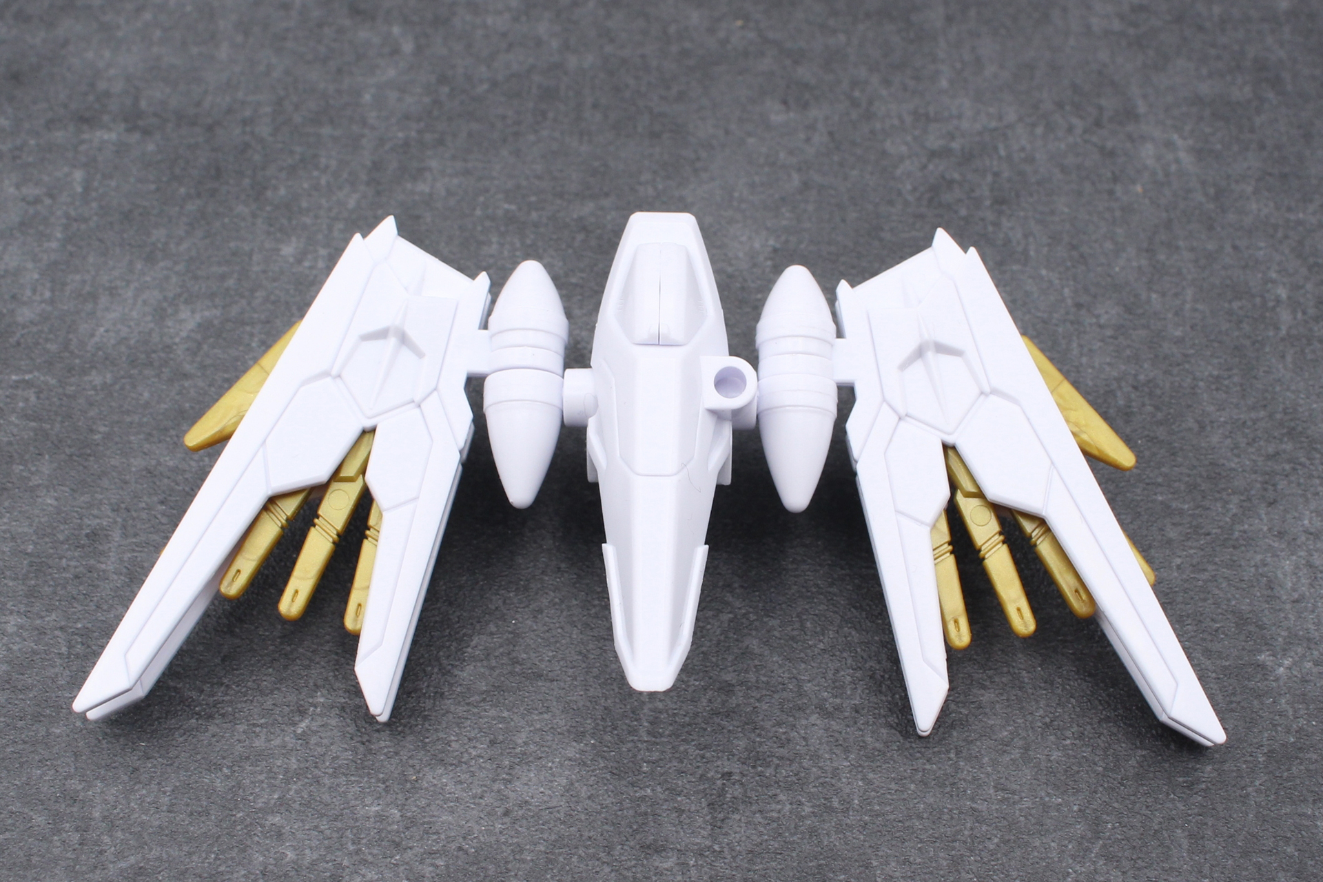 組み立てたプラウドディフェンダー。翼が可動する