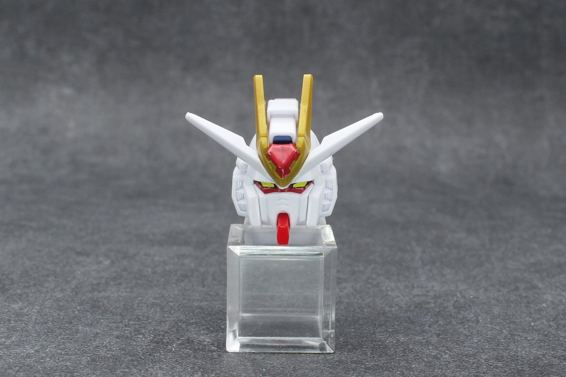 頭部はアンテナ、顎などが成形色で目と額はシールとなる