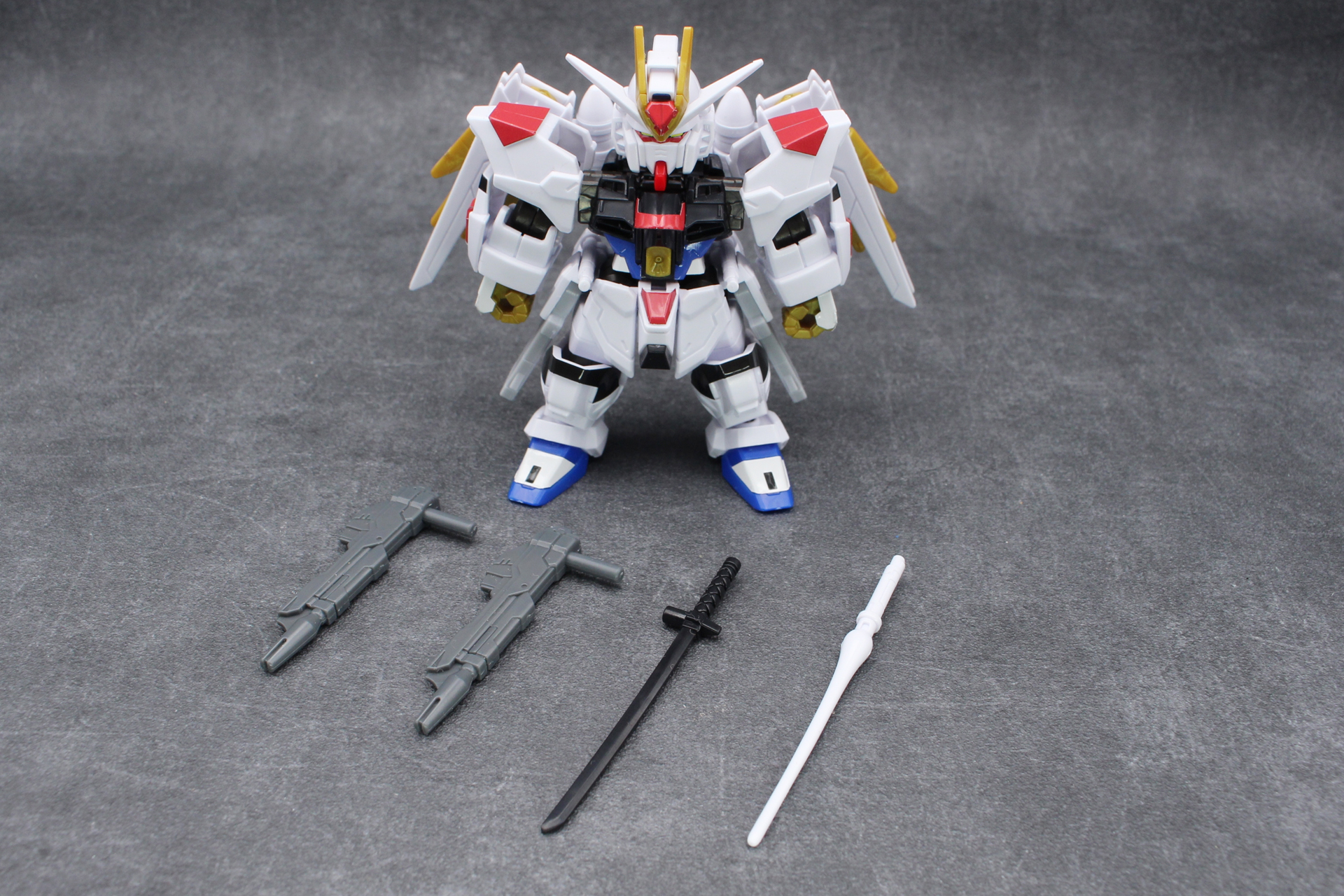 武装はビームライフル×2、対艦刀フツノミタマ、ビームサーベル