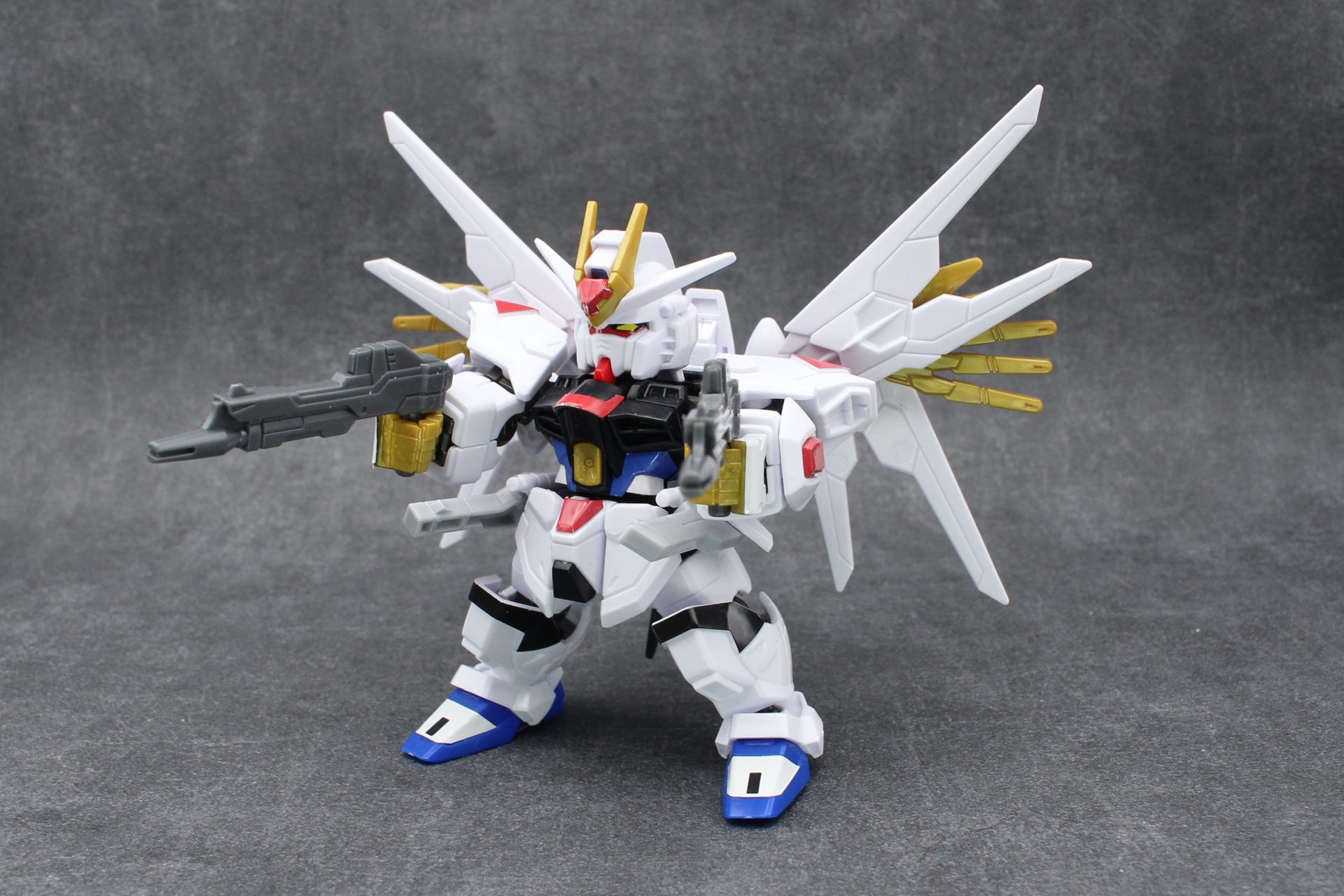 翼は展開することができ、腰のレール砲は前に向けられる