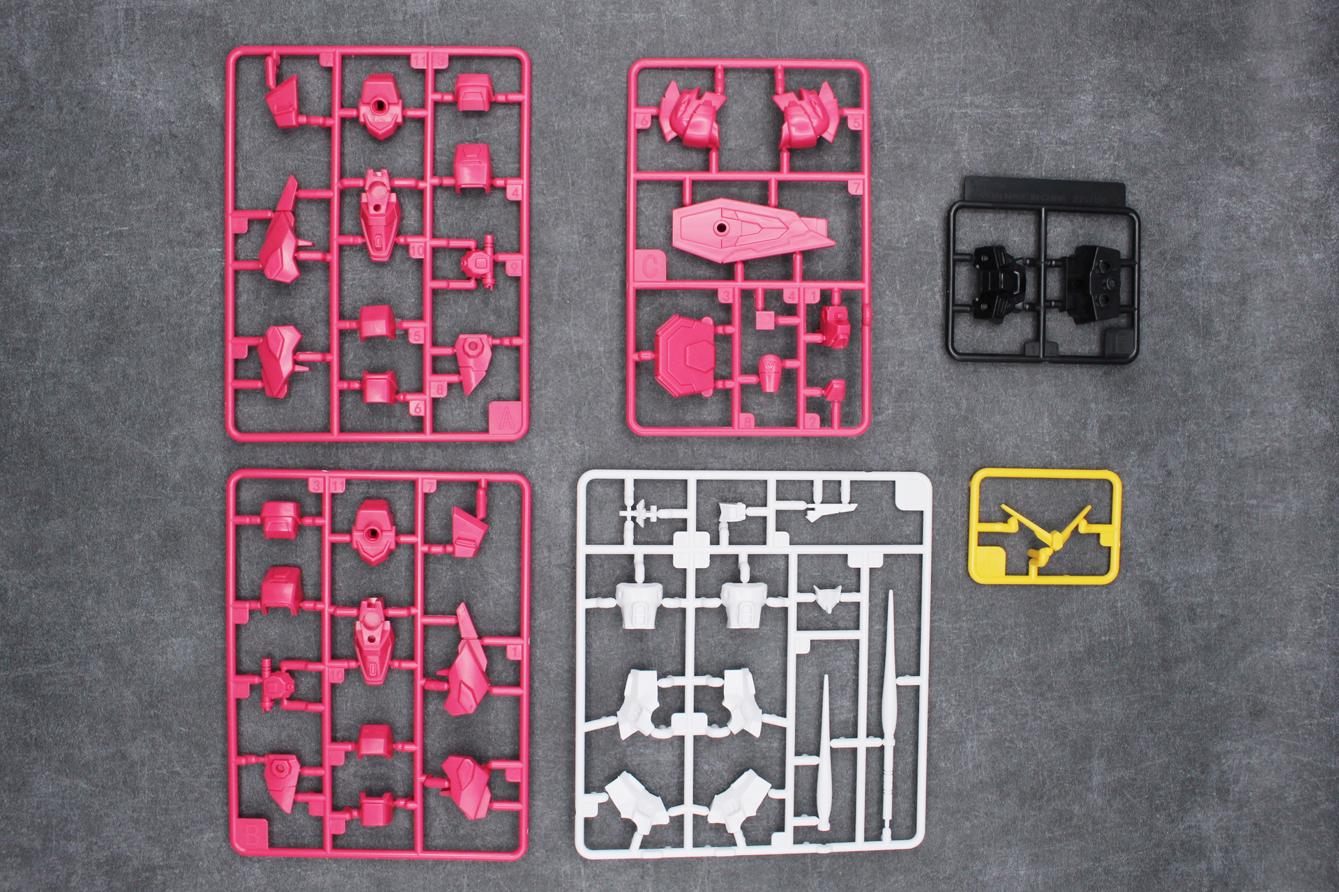 「ブロックロス インフィニットジャスティスガンダム弐式」の内容物。ランナーA～J、ブロックフレーム、ブロックの予備2個、シール