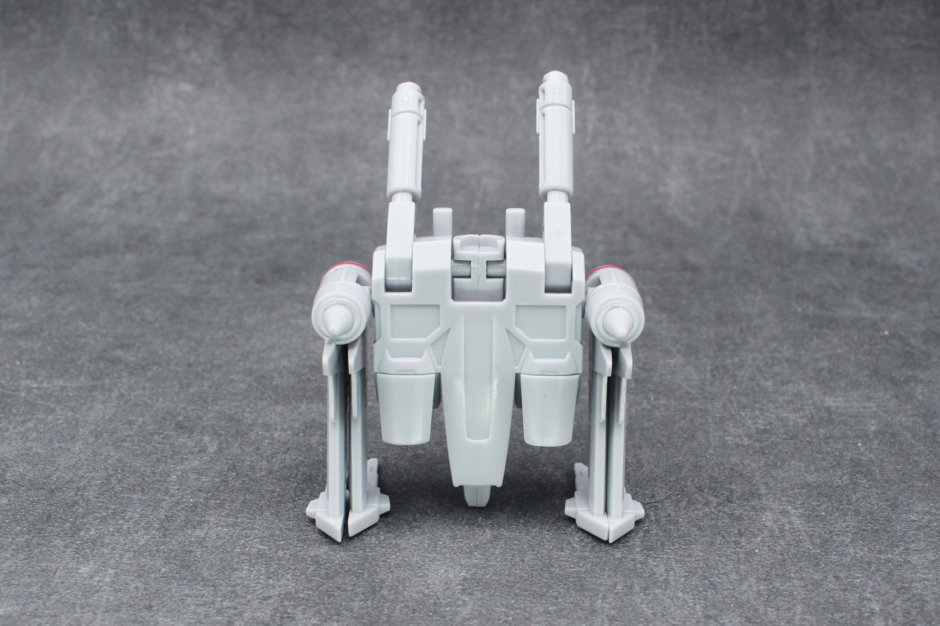 バックパックには計4枚のウイングと2門のビーム砲が備えられている。ウイングを横に開き、機首とビーム砲を前に向ければ飛行形態になる