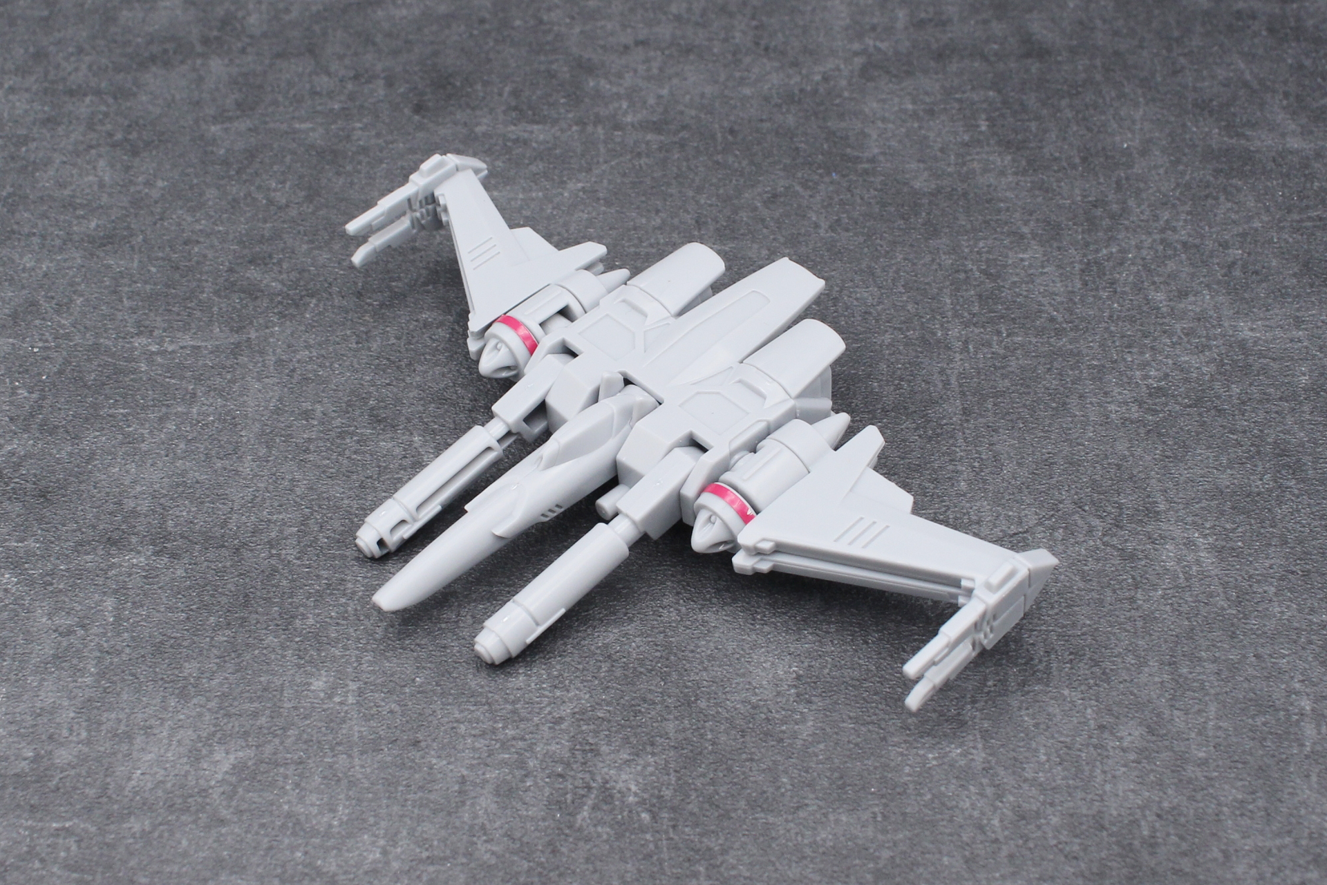 バックパックには計4枚のウイングと2門のビーム砲が備えられている。ウイングを横に開き、機首とビーム砲を前に向ければ飛行形態になる