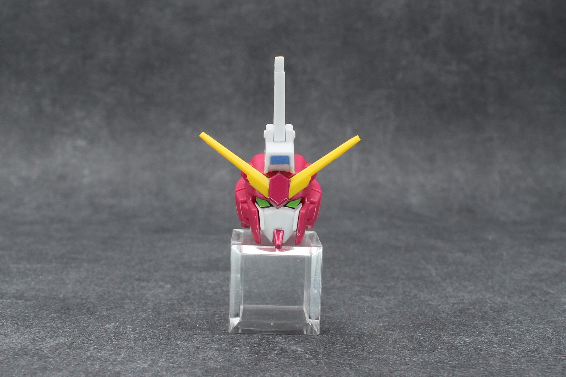 頭部は他の機体と比較するとかなり細くスマートだ