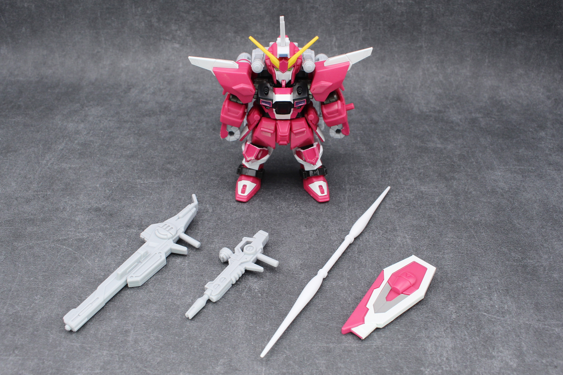 武装はレールガン、ビームライフル、ビームサーベル、シールド。ビームサーベルは一方の光刃を取り外すことで分離状態にもできる