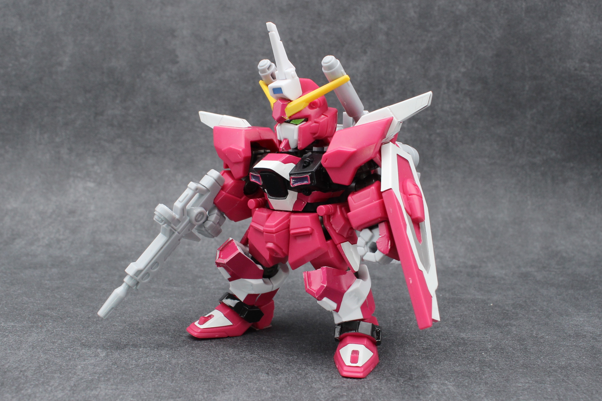 「インフィニットジャスティスガンダム弐式」の完成。頭部中央のアンテナやバックパックなど、独特のシルエットが魅力だ