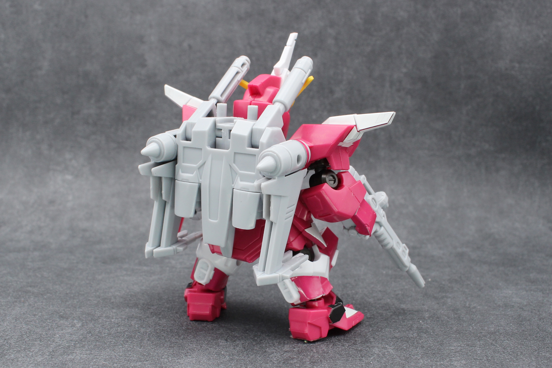 「インフィニットジャスティスガンダム弐式」の完成。頭部中央のアンテナやバックパックなど、独特のシルエットが魅力だ