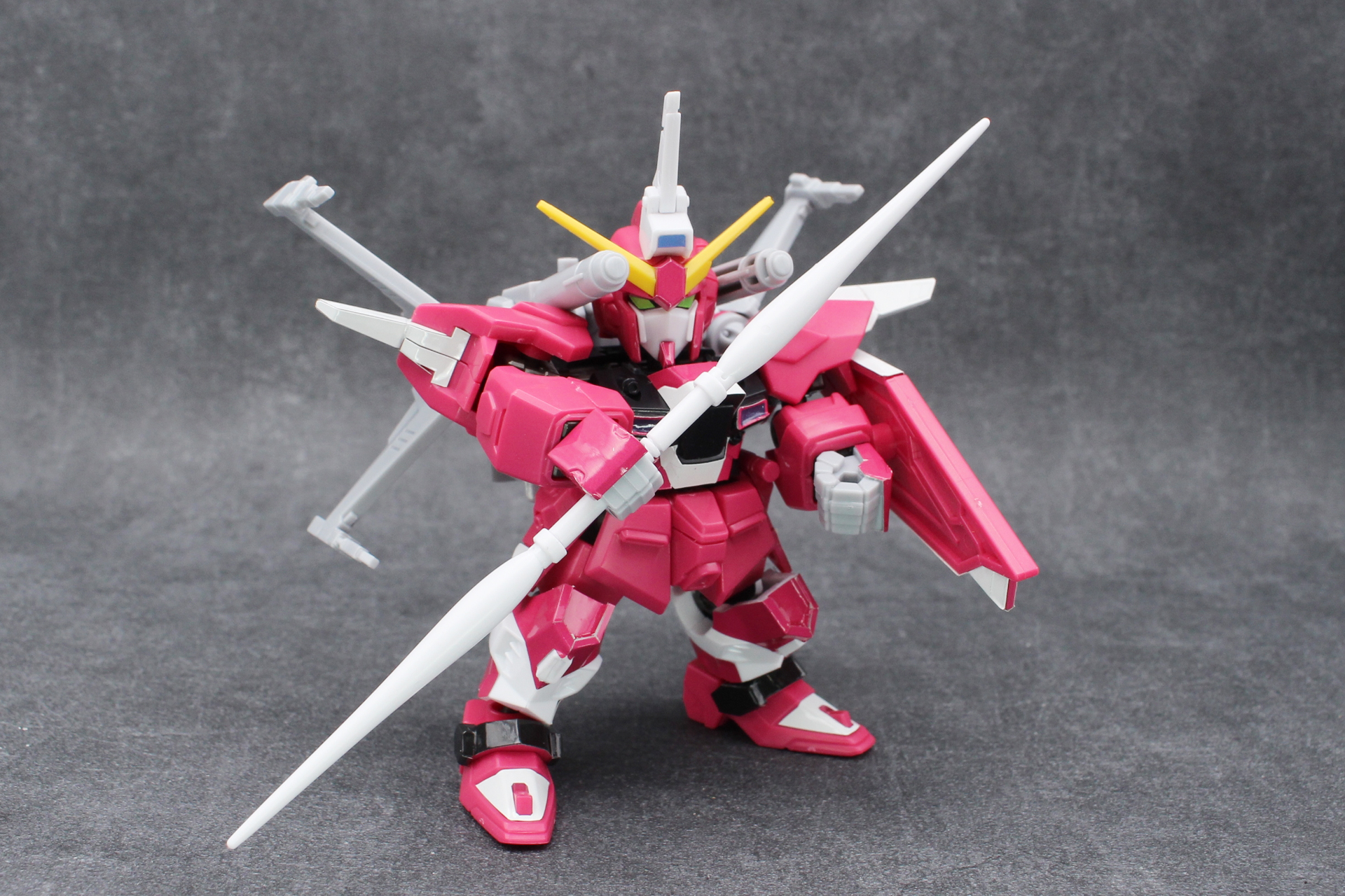 ウイングは開閉可能。肩のビーム砲はアンテナが干渉するので、動かすときは頭部かバックパック自体を一度取り外して調整しよう