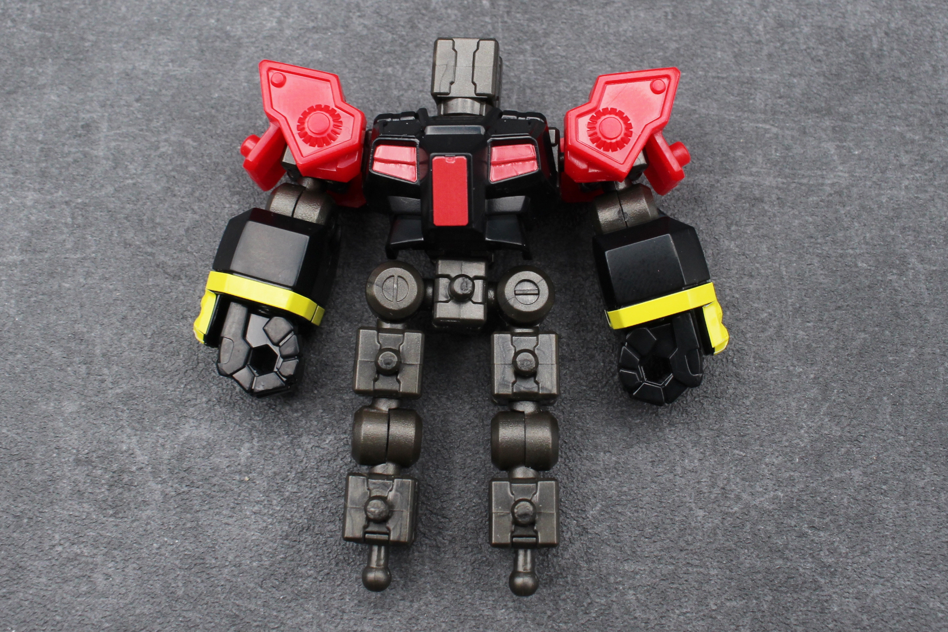 装備品が少ないので、「ガンダム」と同じくパーツは少なめ。シールも少ないので、第1弾の中では特に作りやすい