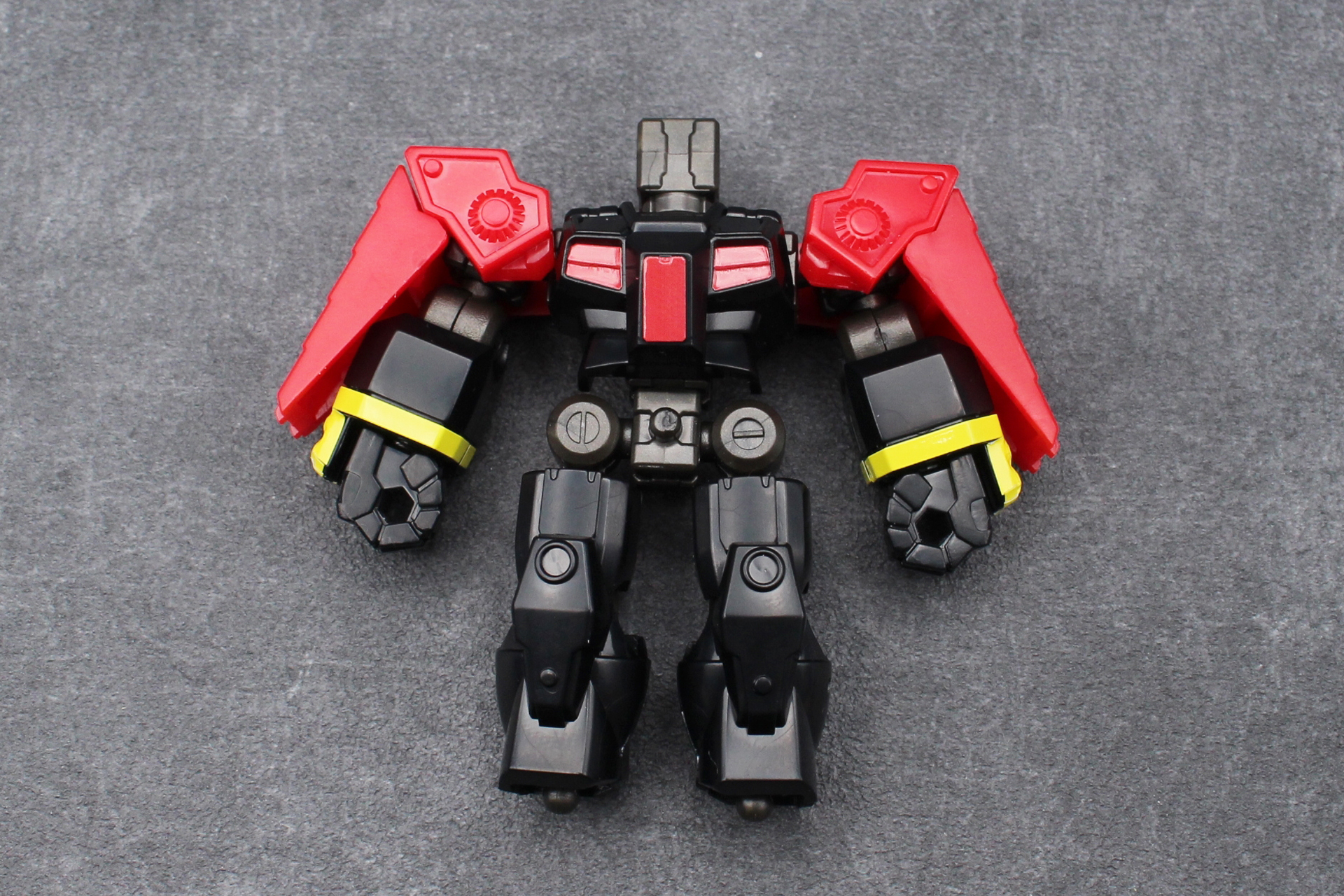 装備品が少ないので、「ガンダム」と同じくパーツは少なめ。シールも少ないので、第1弾の中では特に作りやすい