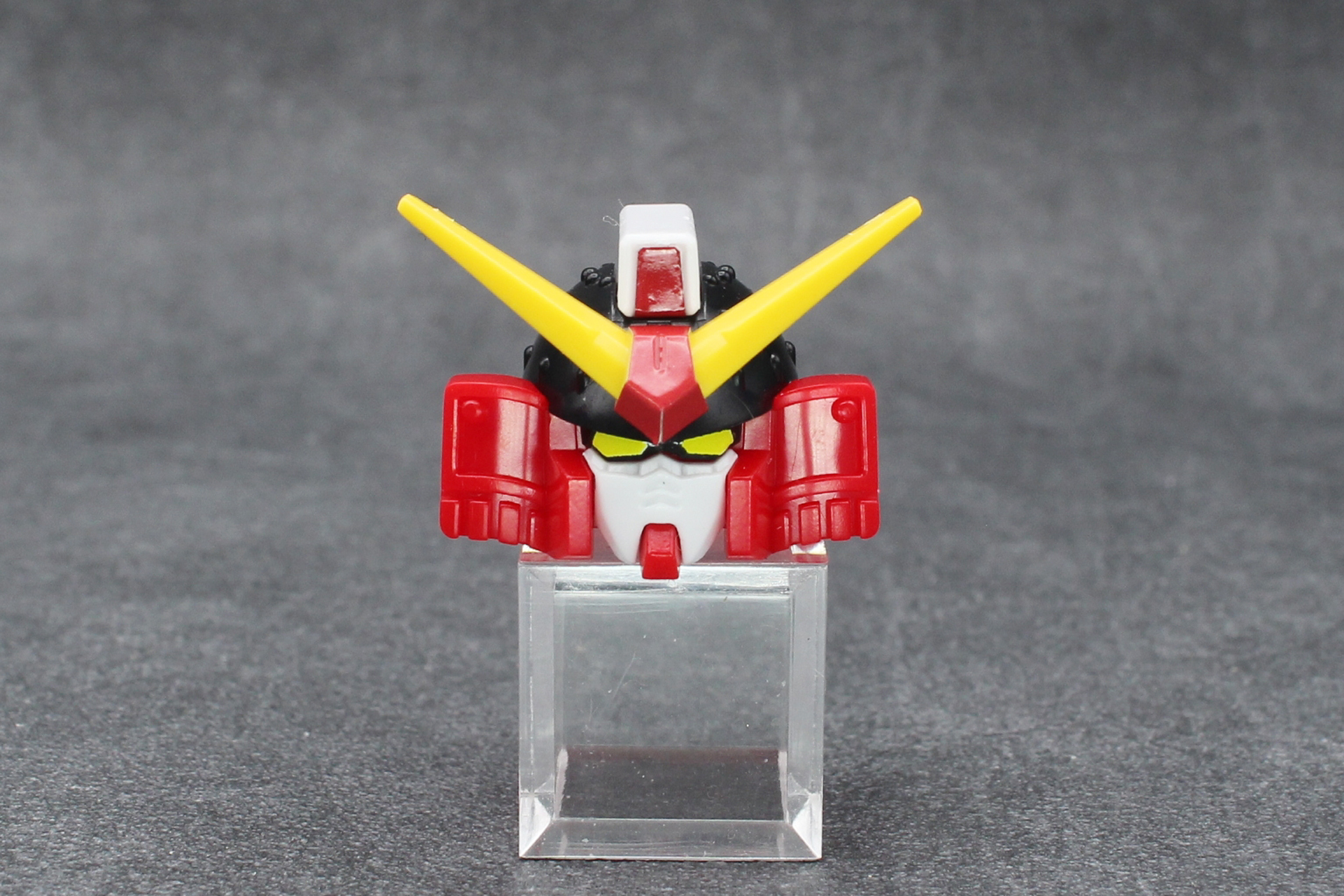 兜をイメージした頭部。「吹返（ふきかえし）」と呼ばれるマスクの横にある装甲により、他の機体と印象が大きく異なる