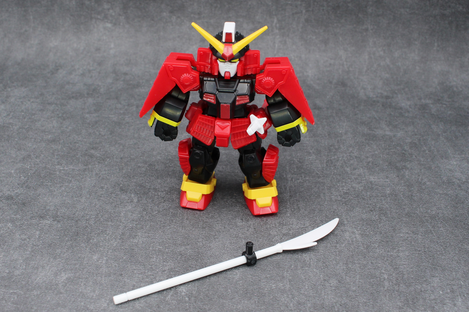 武装は薙刀と腰に装備した刀だ