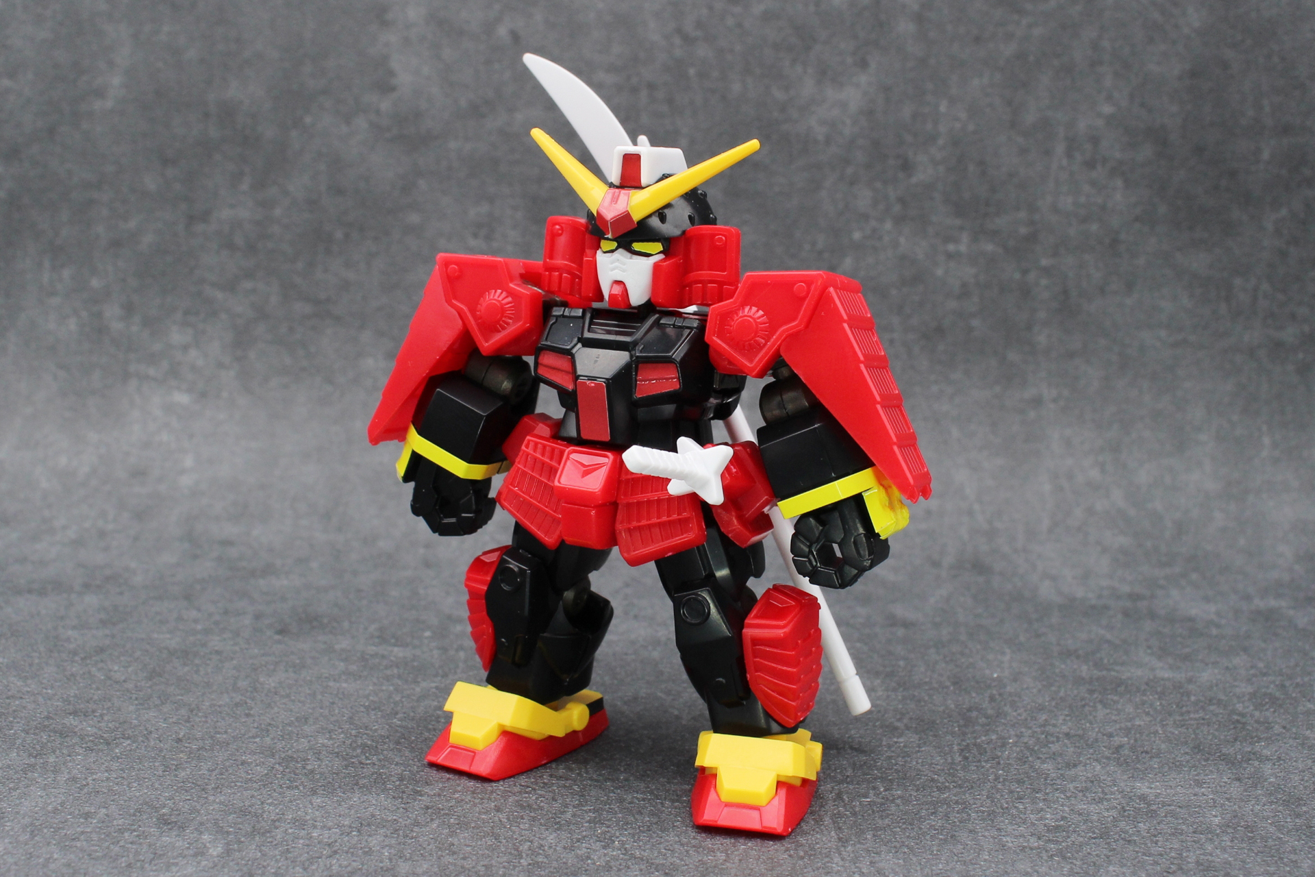 「武者ガンダム」の完成。薙刀は付属のジョイントで背中に装備できる