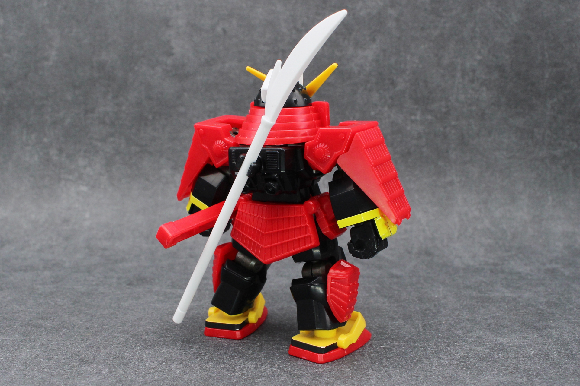 「武者ガンダム」の完成。薙刀は付属のジョイントで背中に装備できる