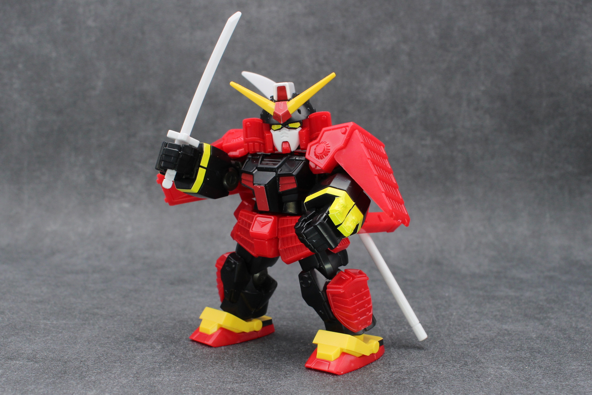 「武者ガンダム」は刀を持つポーズが似合う。腰の鞘からそのまま抜けるようになっている