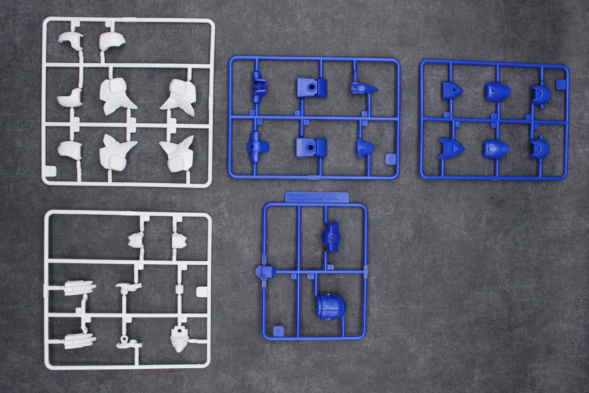 「ブロックロス 龍神丸（魔神創造伝ワタル）」の内容物。ランナーA～J、ブロックフレーム、ブロックの予備2個、シール