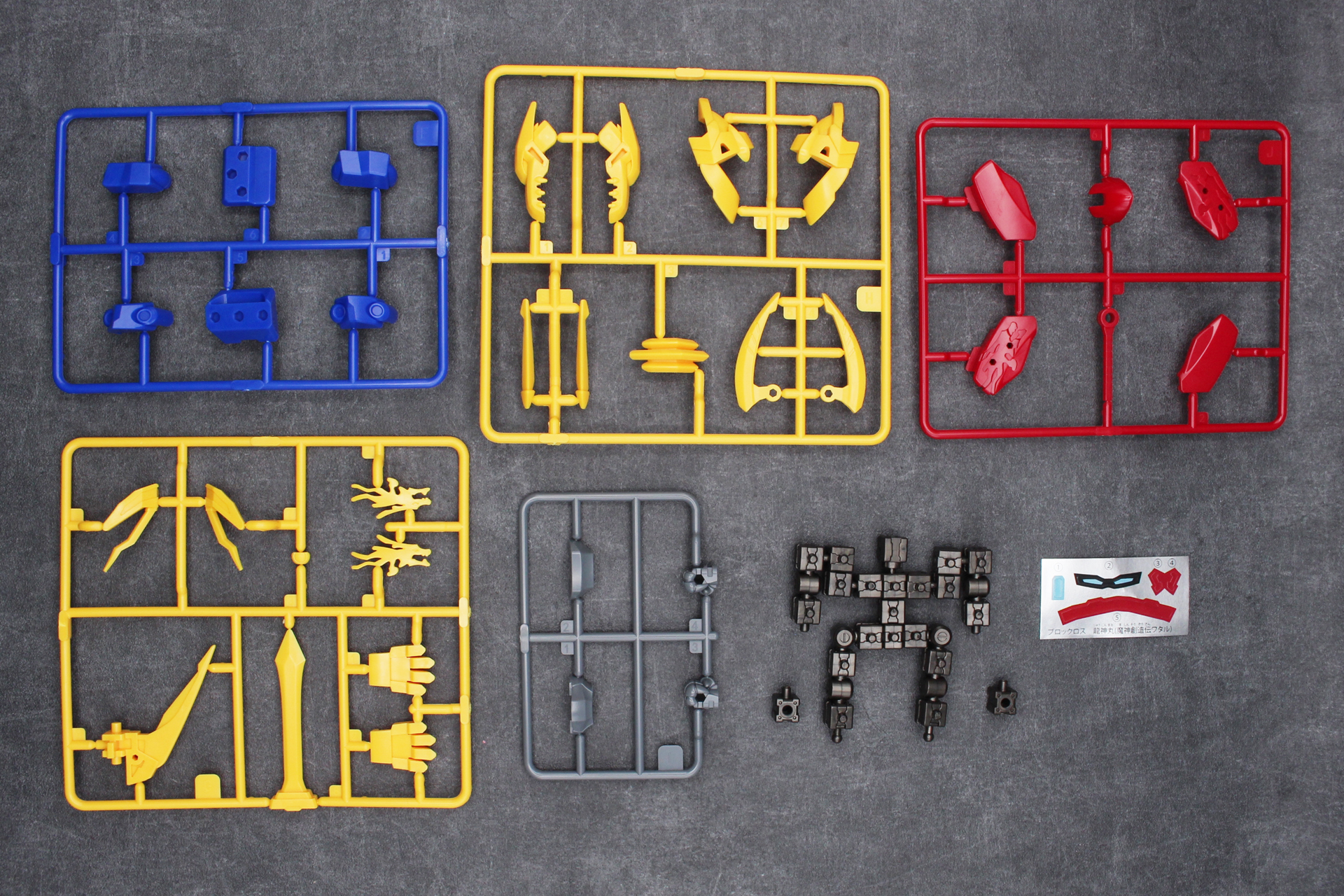 「ブロックロス 龍神丸（魔神創造伝ワタル）」の内容物。ランナーA～J、ブロックフレーム、ブロックの予備2個、シール