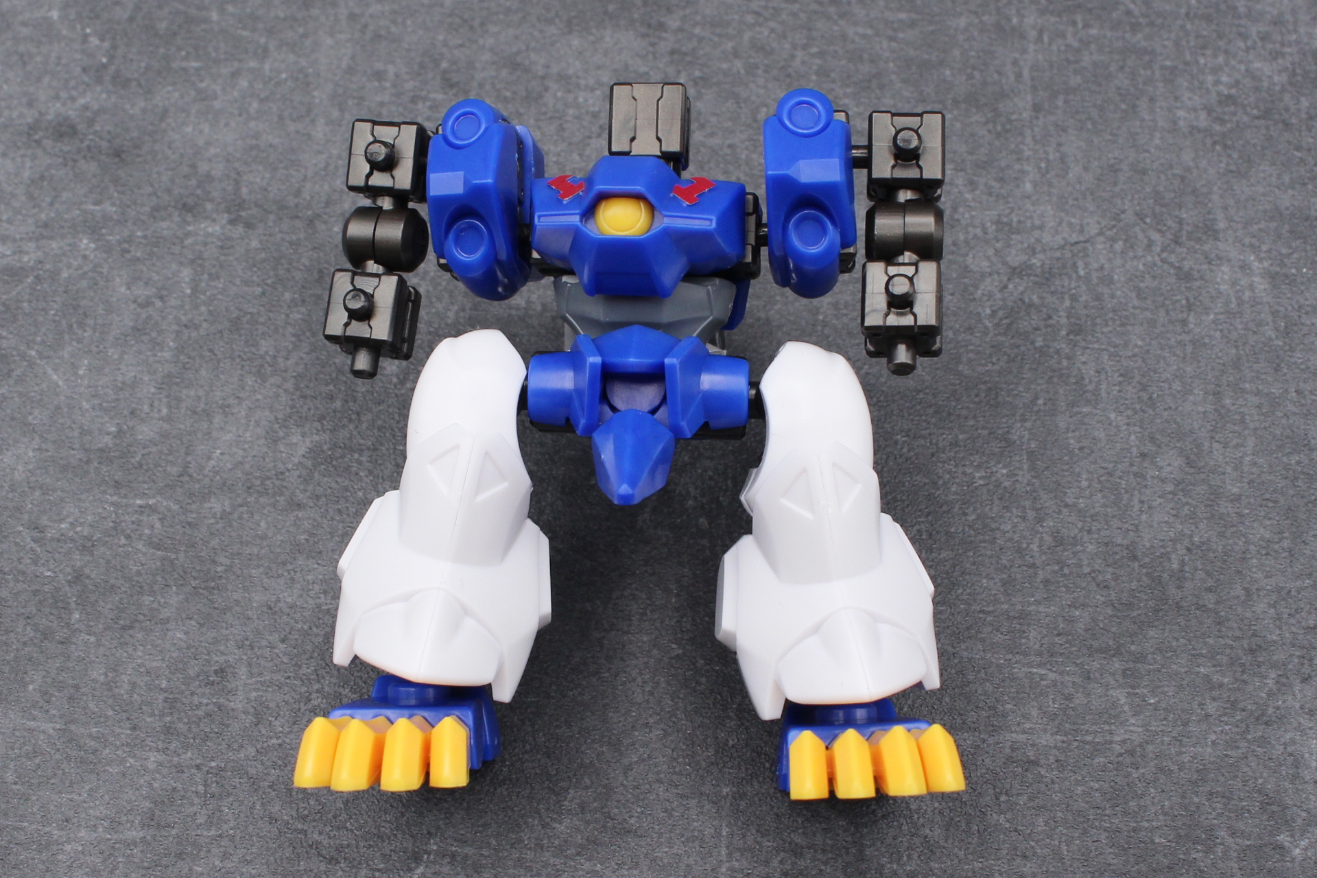 胴体と腕の間には独立して可動する肩のパーツが入る。これはワタルシリーズ共通