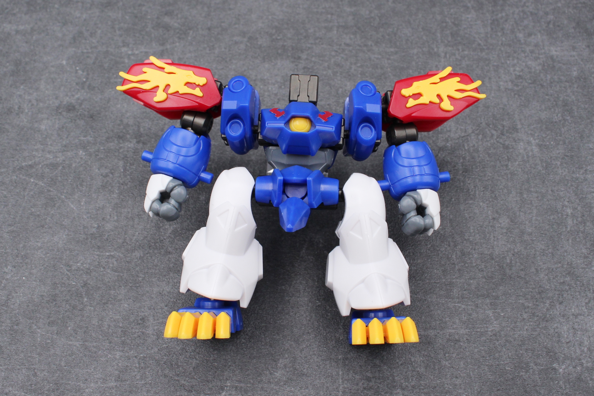 胴体と腕の間には独立して可動する肩のパーツが入る。これはワタルシリーズ共通