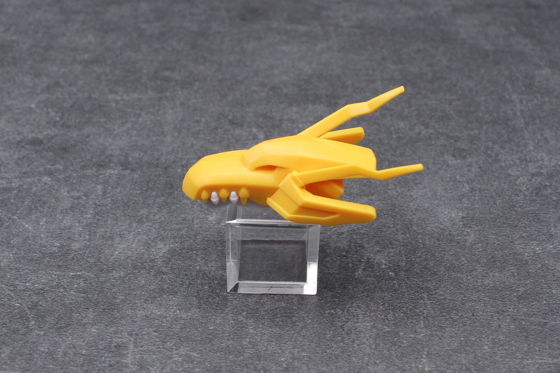 龍頭のパーツはなんと7パーツ構成。右肩に装備する