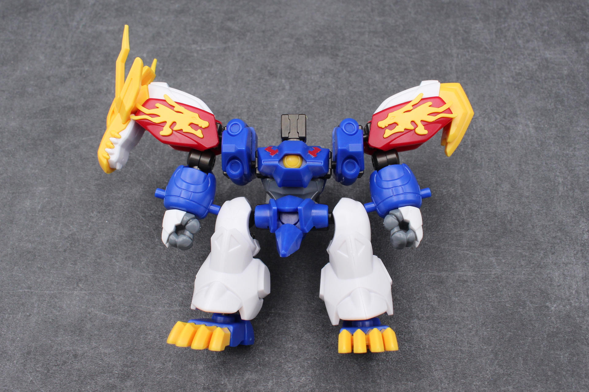 龍頭のパーツはなんと7パーツ構成。右肩に装備する