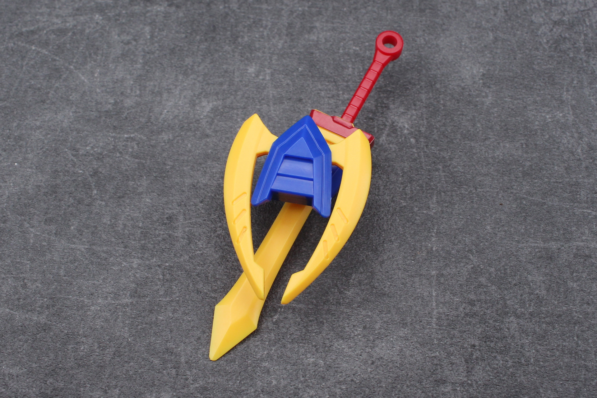 龍の弓と登龍剣を組み立てて背中に取り付ける。弓のマウントパーツが剣をホールドする設計だ