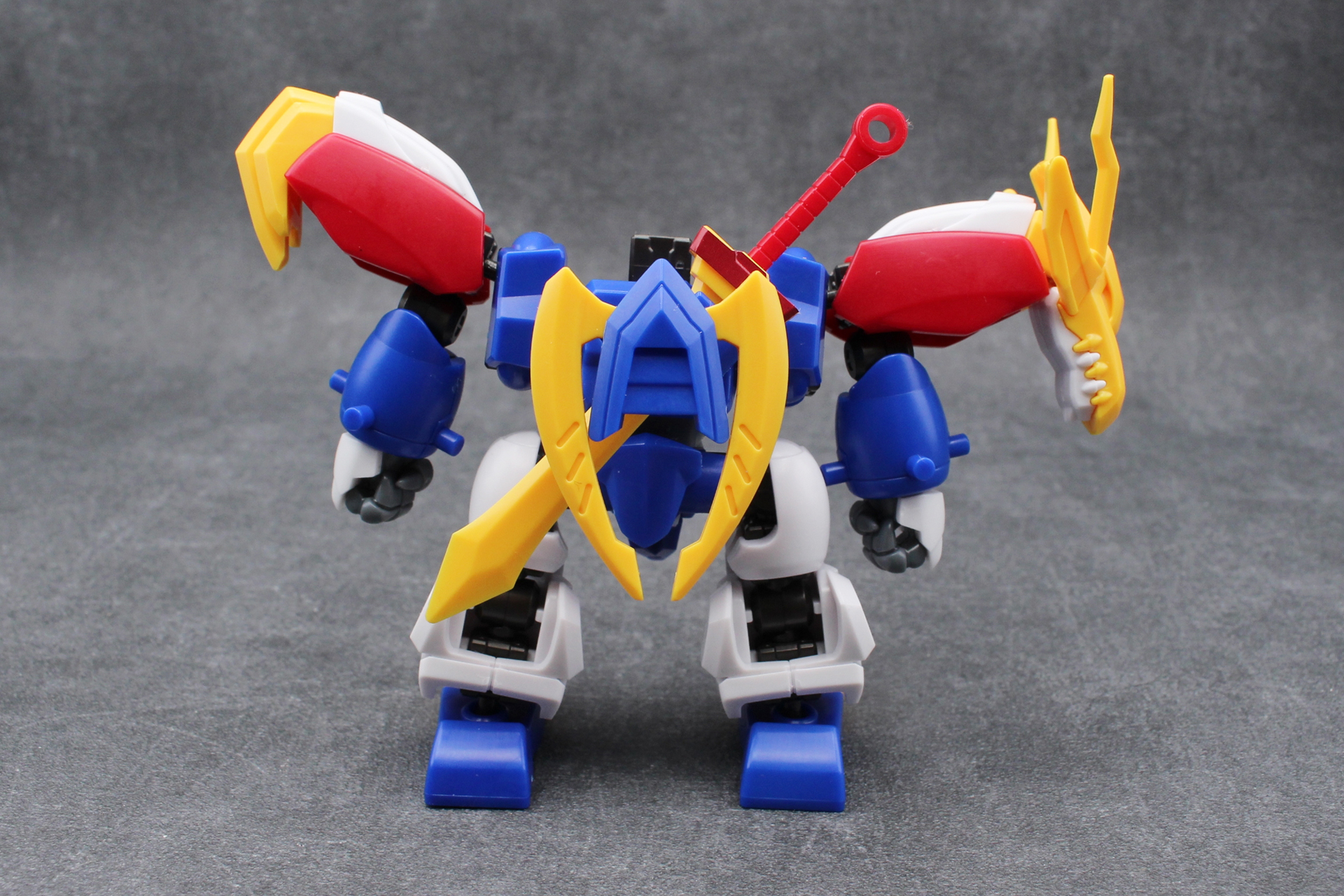 龍の弓と登龍剣を組み立てて背中に取り付ける。弓のマウントパーツが剣をホールドする設計だ