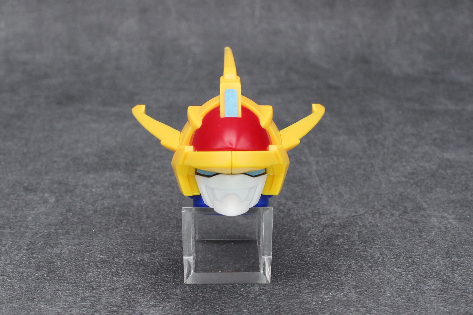 大きめの頭部は9パーツを使用。目と額がシールだ