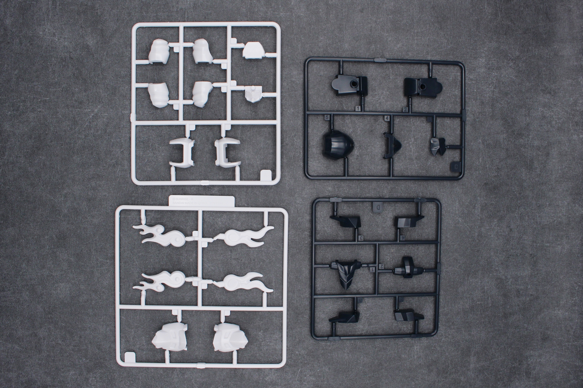 「ブロックロス 麒麟丸」の内容物。ランナーA～H、ブロックフレーム、ブロックの予備2個、シール