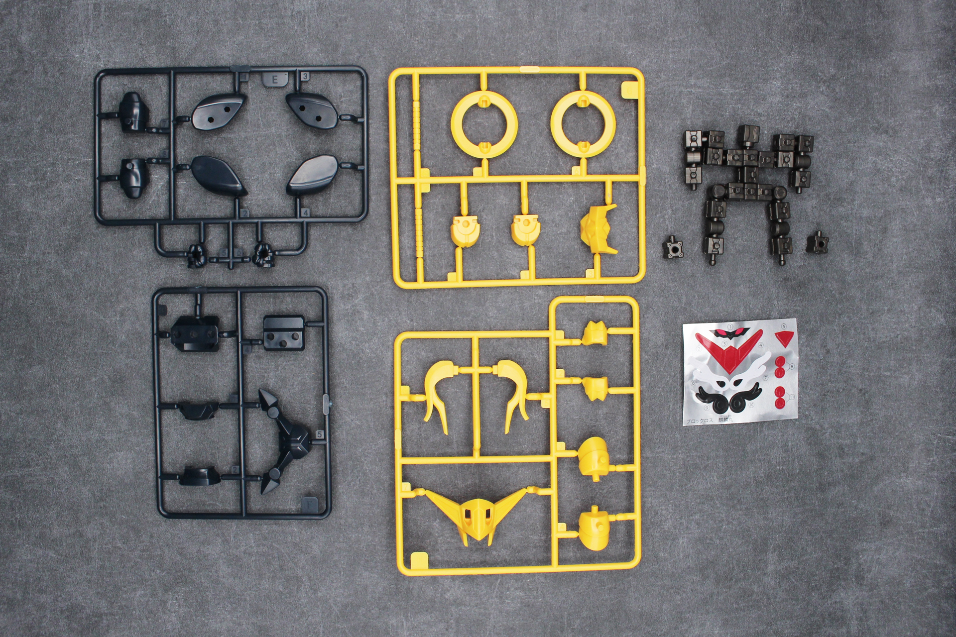 「ブロックロス 麒麟丸」の内容物。ランナーA～H、ブロックフレーム、ブロックの予備2個、シール