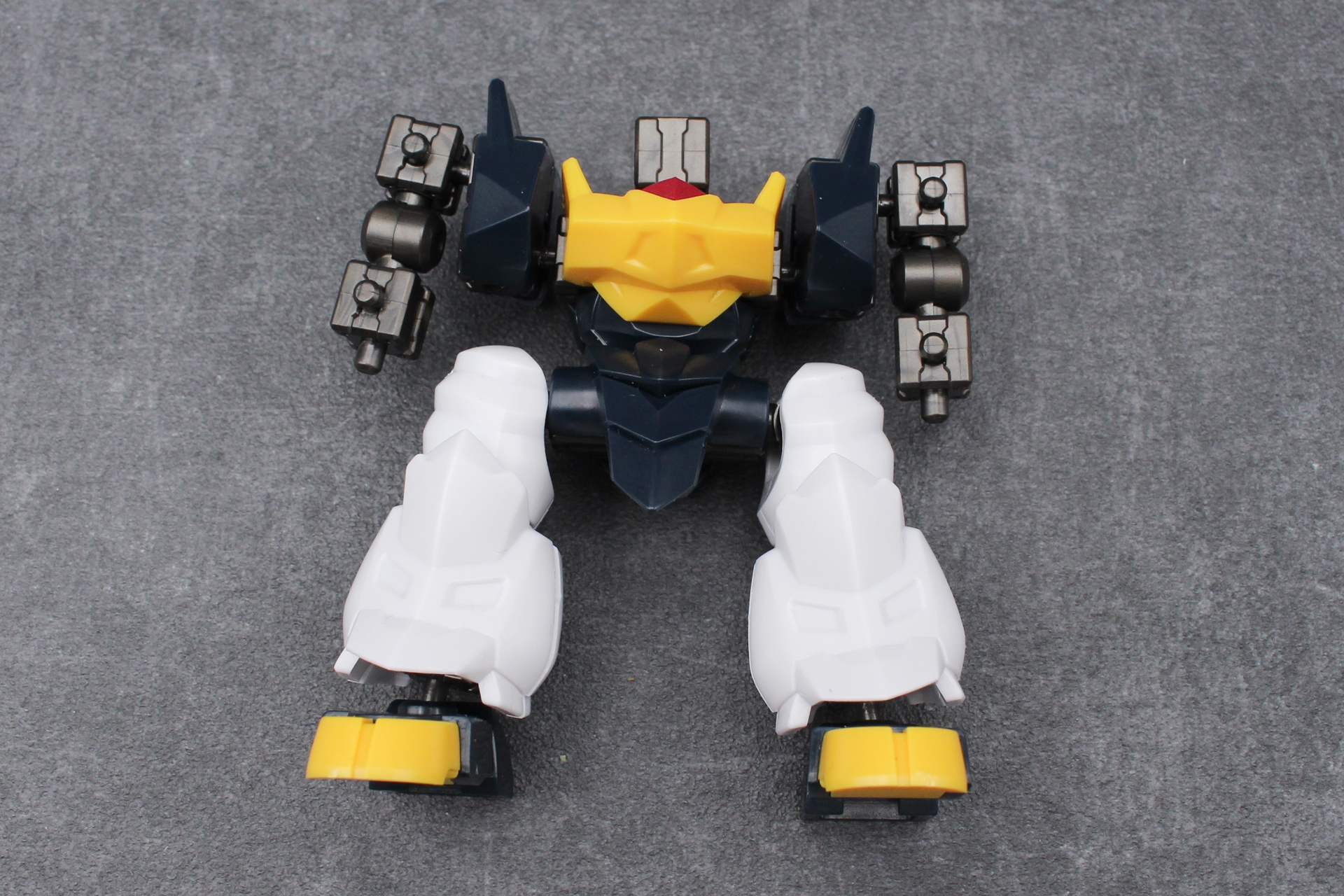 白、濃紺、黄色の3色を主体としたカラーリング。肩の飾りの模様はシールだ