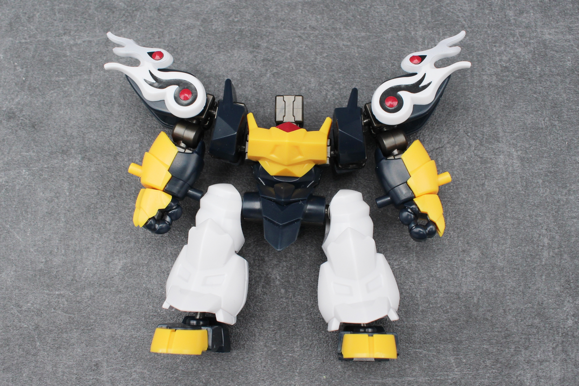 白、濃紺、黄色の3色を主体としたカラーリング。肩の飾りの模様はシールだ