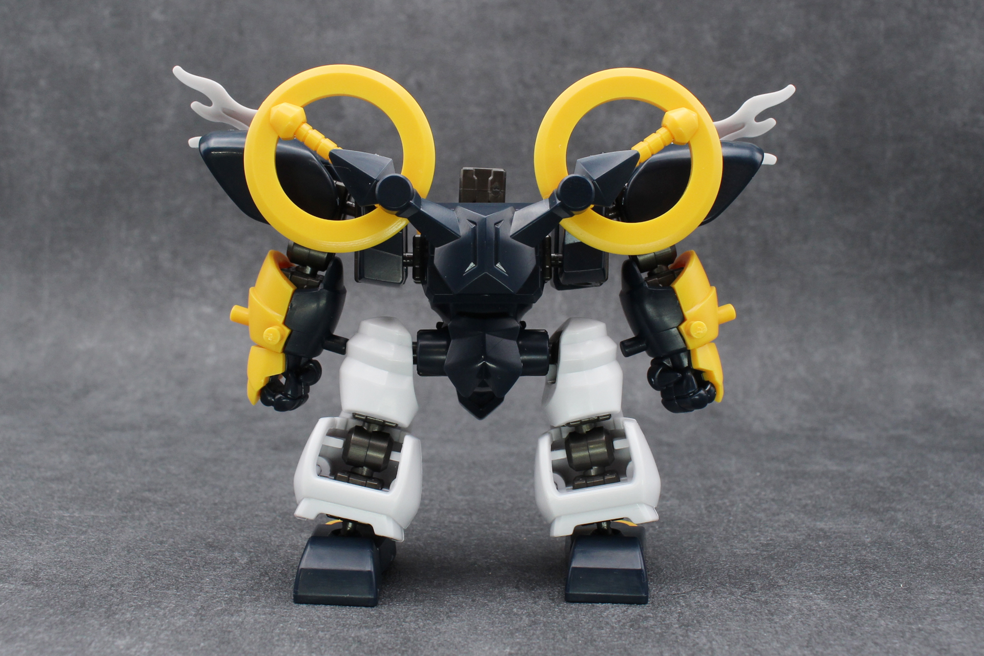 輝輪を組み立てて背中に取り付ける