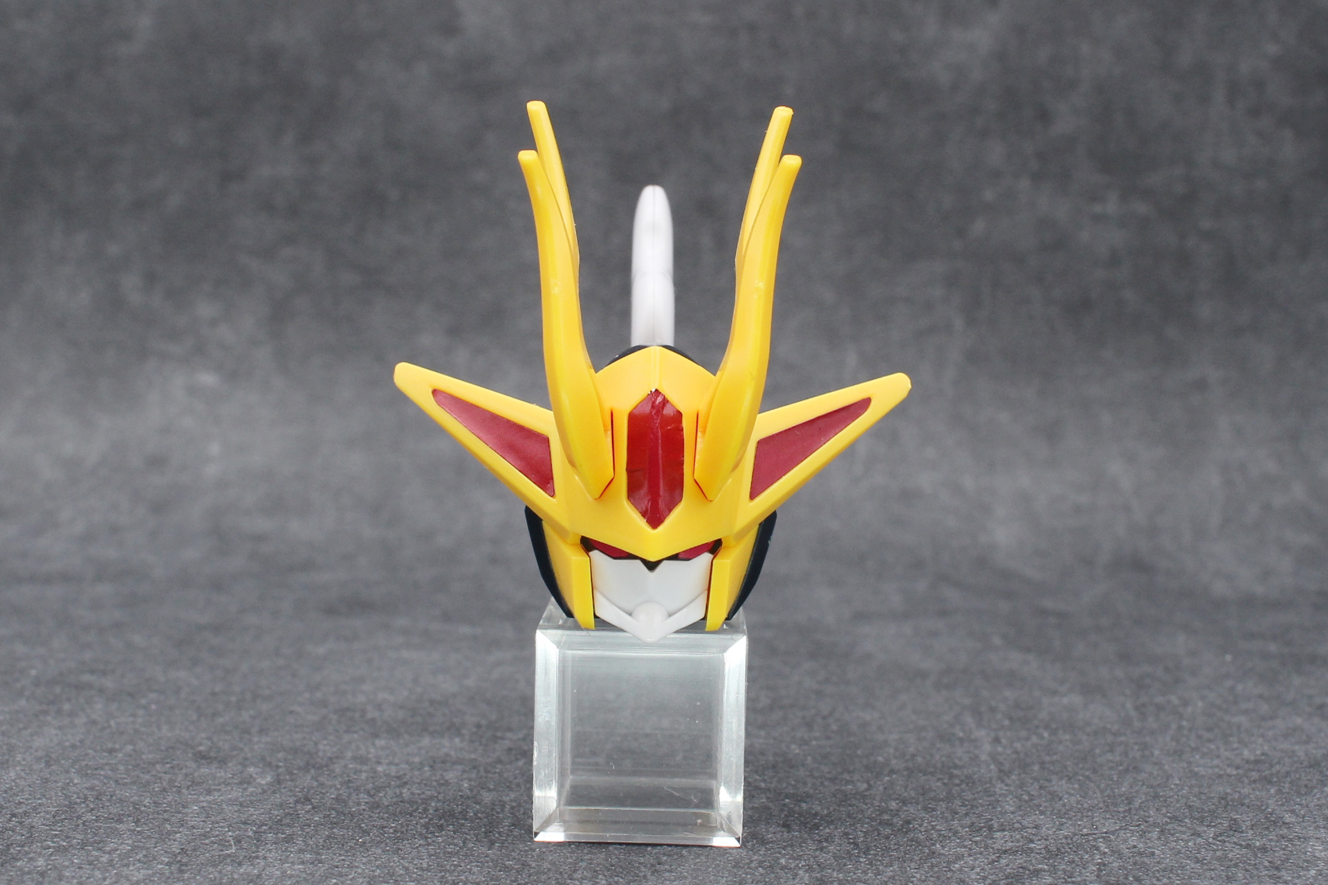 頭部には前に2本のツノ、後ろに髷のような意匠がある